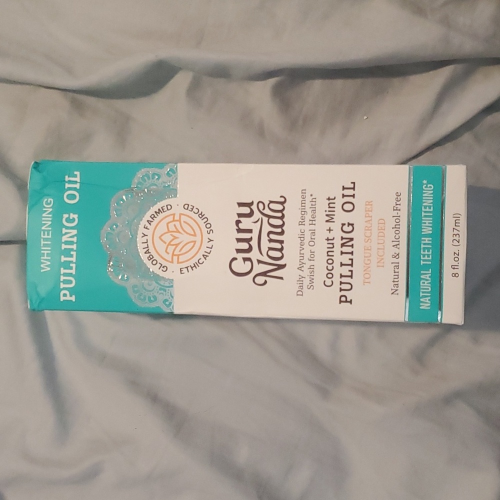 GuruNanda Coconut & Peppermint Oil Pulling (8 Fl.Oz) with Tongue Scraper